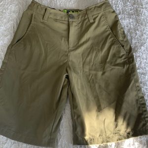 Boys under armour loose heat gear, golf shorts